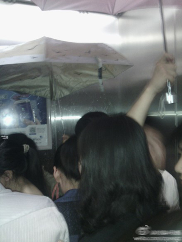 重庆迎今年最猛降雨:电梯内漏雨 乘坐需打伞