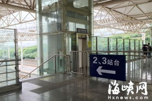 莆田火车站两电梯 休眠 乘客提行李走楼梯