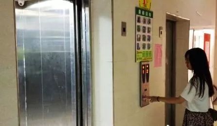奔驰车加油站内发生剐蹭 工作人员向车主下跪道歉 撞伤5岁男童后逃逸 返回现场打探消息时露马脚