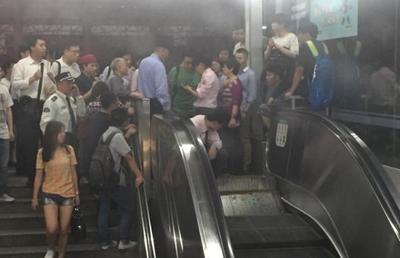 上海一地铁站扶梯垮塌乘客掉落?经搜查确有故障但无人掉落