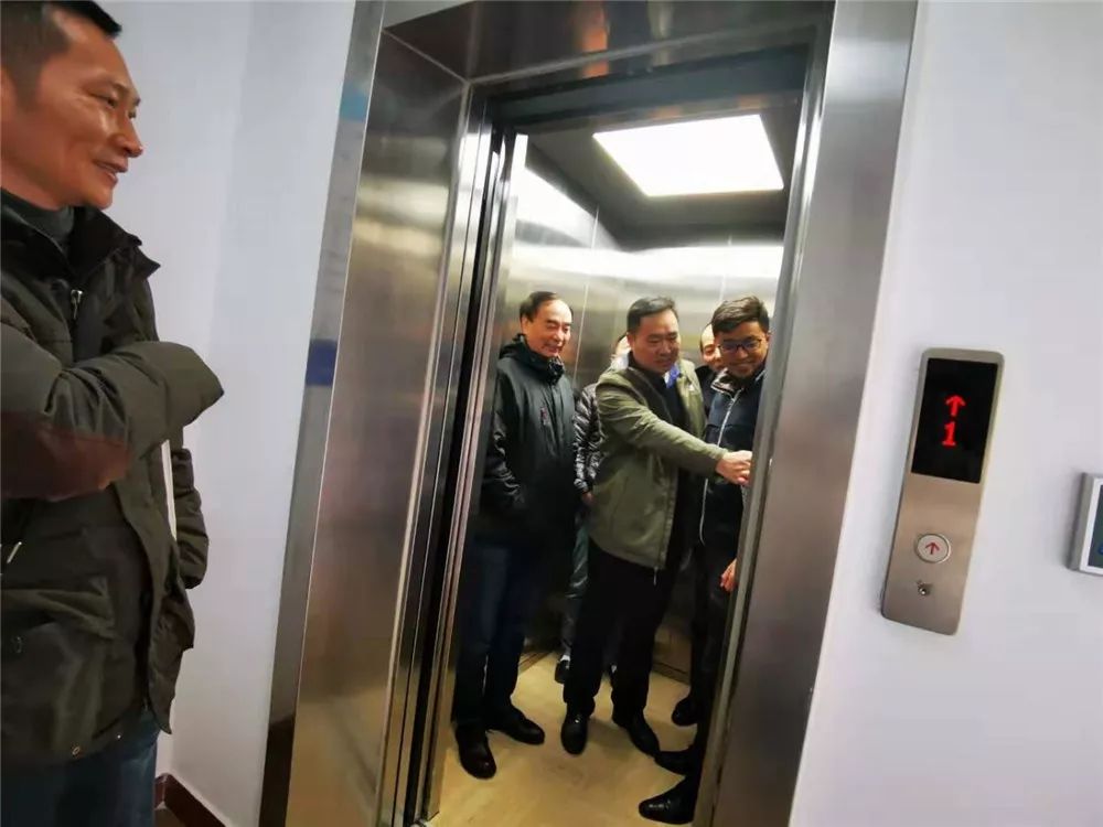 "悬空老人"一键直达,徐汇又一台加装电梯竣工启用!